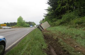 Die Heckansicht des Sattelzugs. Deutlich ist die Spur zu erkennen, die das Fahrzeug im Graben gezogen hat.