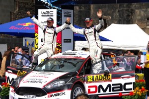 Ott Tanak freut sich über seinen 10. Platz.