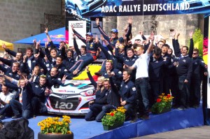 Das Team von Hyundai feiert den Doppelsieg.