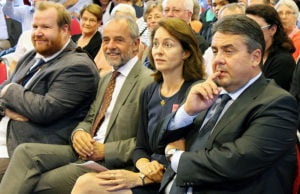 In der ersten Reihe: Markus Nöhl, Fraktionsgeschäftsführer der SPD im Stadtrat, OB Jensen, Barley und Gabriel (v.l.n.r.)