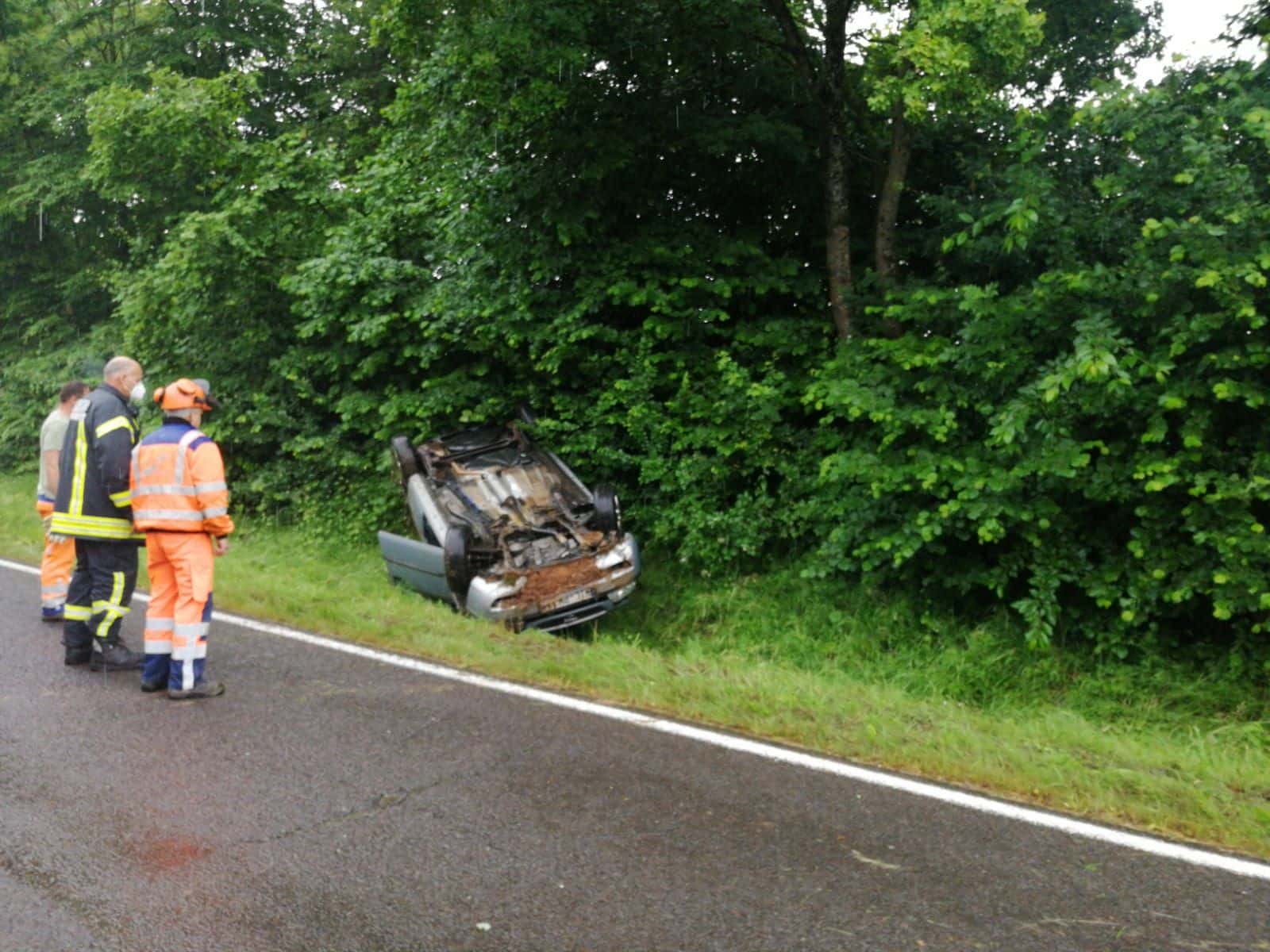 Auf Nasser Fahrbahn Im Graben Berschlagen Verletzte Bei Pkw Unfall