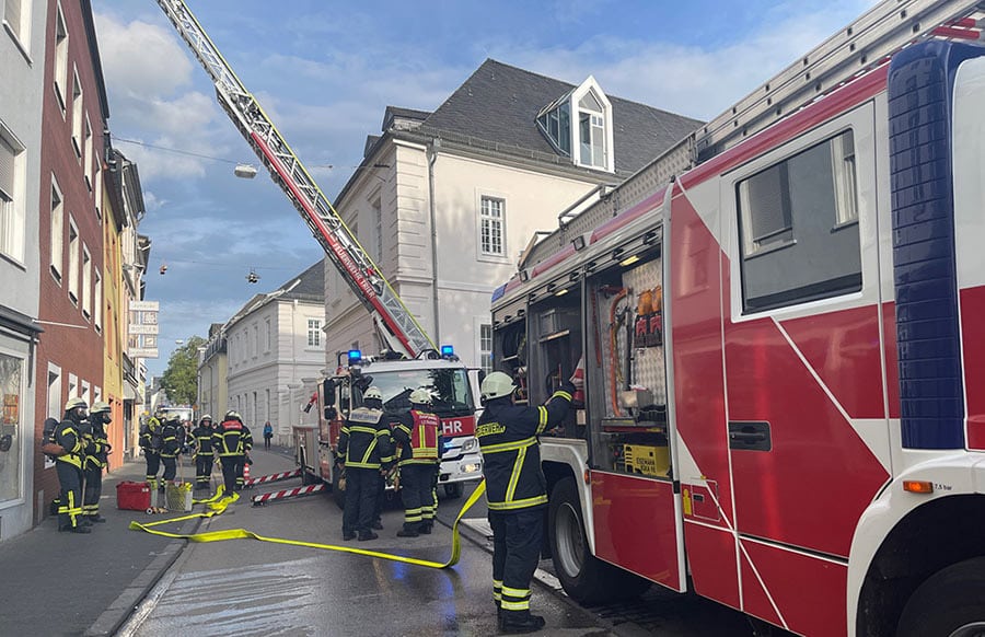 Trier Feuerwehr löscht brennende Dachgeschosswohnung in der Innenstadt