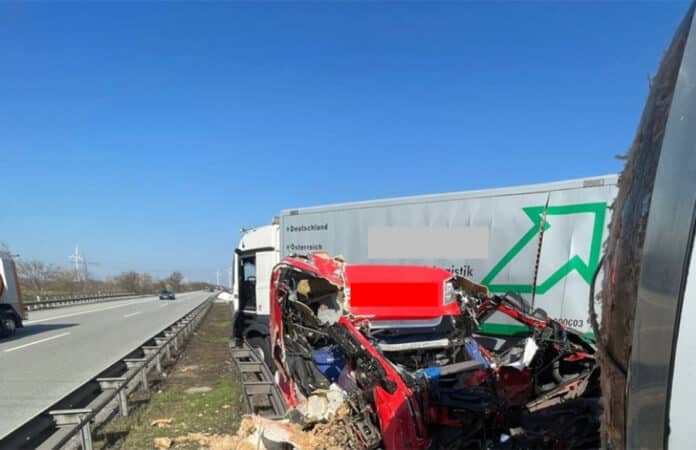 Drei Schwerverletzte Bei Lkw Horror Crash Auf Der Autobahn