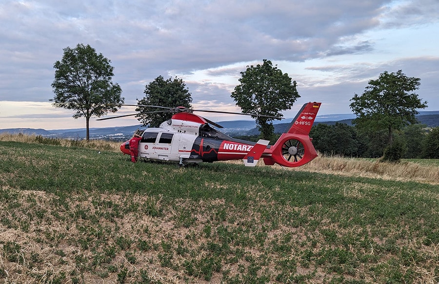 Minderlittgen Motorradfahrer fliegt aus der Kurve und stürzt schwer