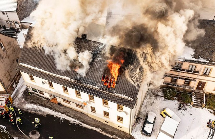 Dachstuhl In Vollbrand Rund 200 000 Euro Schaden