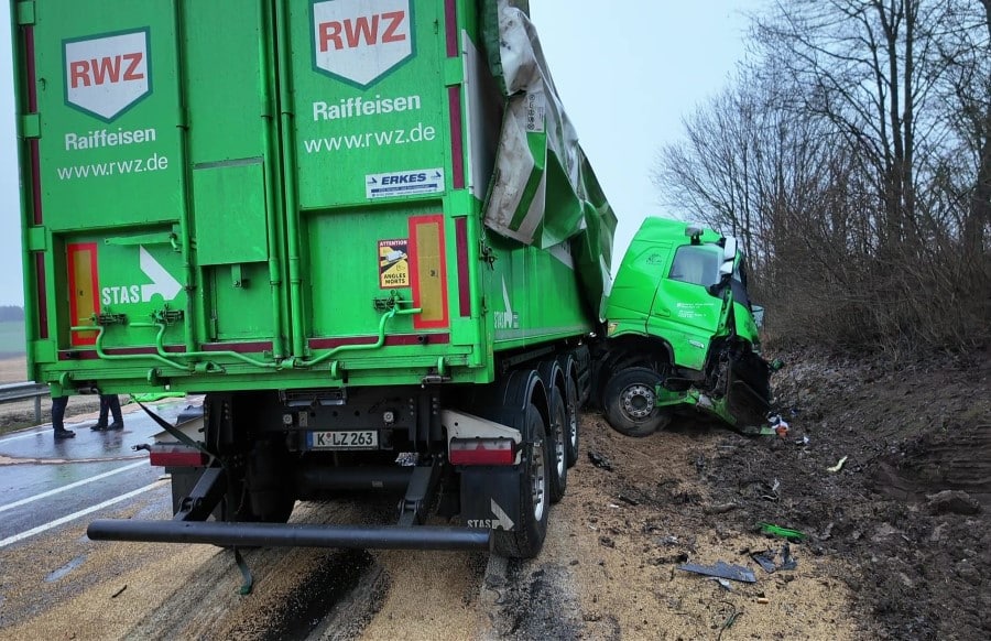 Update T Dlicher Lkw Unfall Auf Der B J Hriger Stirbt Bei