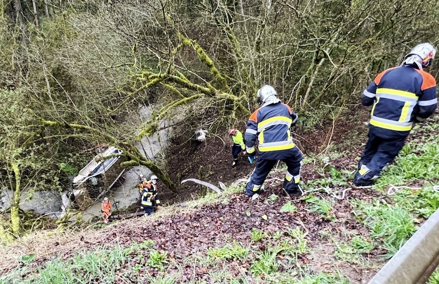 Spektakulärer Unfall in Luxemburg PKW rutscht 20 Meter Abhang hinunter