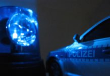 Fliegende Eisplatten – wieder ein fahrender PKW beschädigt