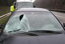 Unfall auf der A1 – Eisbrocken durchschlägt Windschutzscheibe