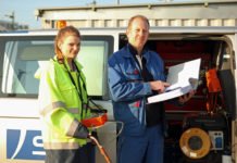 Schülerinnen tauschen Schulbank gegen Werkbank