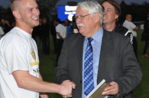 Verbandspräsident Walter Desch ehrt Daniel Ternes mit der Urkunde "Man of the Match. Foto: Peter Kranz