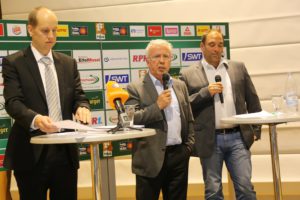 Triers Ex-OB Helmut Schöer (Mitte) hat den Basketballern seine Unterstützung zugesagt.