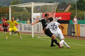 DFB-Pokal FSV Salmrohr gegen VfL Timo Heinz (schwarzes Trikot) stoppt Onur Bulut. Torwart Daniel Ternes muss nicht eingreifen. Foto: Peter Kranz