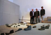„Und er gürtete den Schuh“ – Kunstinstallation zum Thema Fluchterfahrungen