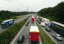 Bei Grenzschließung: Wirtschaftliche Risiken für die Region Trier Verkehrende Diesel- und Benzinfahrzeuge auf einer sich stauenden Autobahn.