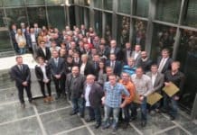 Absolventen der IHK-Weiterbildung freuen sich über Zeugnisse