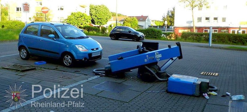 dsci0329mittelbeschaedigteanlageundpkwbv