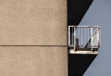 Schlimmes Unglück: Sturz von Balkon endet tödlich