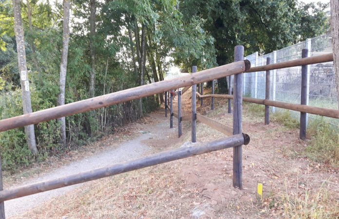 Ein Blick hinab auf den Lieserpfad mit einem Zaun rechts und links aus Holz.