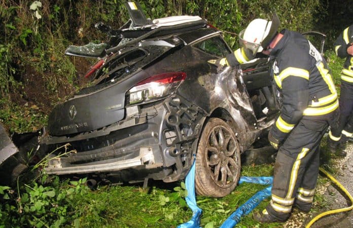 Die Feuerwehr ist dabei das Fahrzeug vom Verkehrsunfall, welches kaum noch zu erkennen ist, zu bergen.