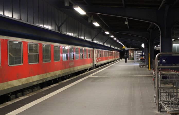 Leerer Bahnsteig mit Zug