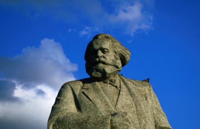 Die Karl-Marx-Statue auf dem Teatralnaya Square in Moskau vor strahlend blauem Himmel für den Beitrag "6-Meter-Monster- Marx am Simeonstift nicht ganz unumstritten".