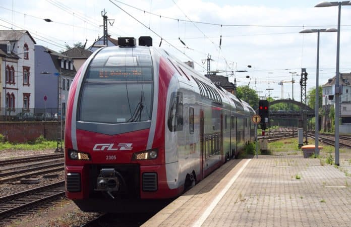 Ein Luxemburger Nahverkehrszug an einem Bahnsteig für den Beitrag "Ältere Dame vom Zug erfasst".