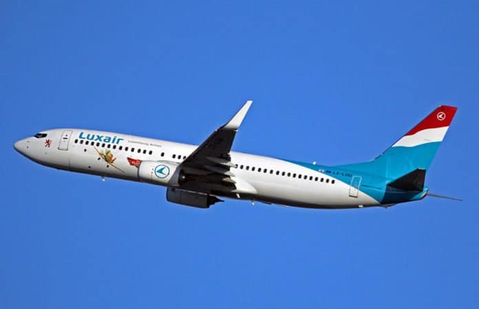 Ein Flugzeug der Luxair im Flug vor strahlend blauem Himmel.