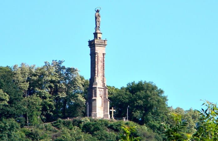 Ein Blick auf die Trierer Mariensäule aus Südost vor strahlend blauem Himmel.