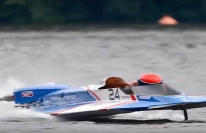 Ein blaues Renn-Motorboot in Aktion. Symbolbild für den Rennunfall Massimorossis.