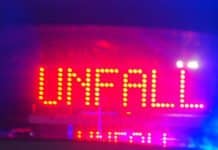 Frau stirbt bei Aufprall mit Auto auf Mauer