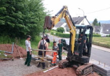 Nachwuchsgärtner bauen neue Treppe beim Ruwerer Friedof