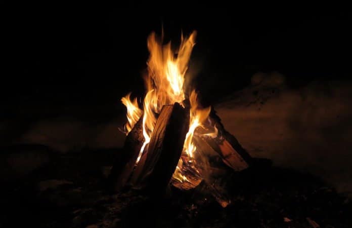 Lagerfeuer brennt in der Nacht