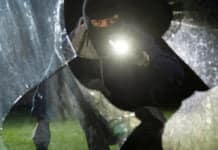 Zwei Einbrüche in Trier: Unbekannte Täter dringen in Wohnhäuser ein Einbrecher mit eingeschlagenem Fenster