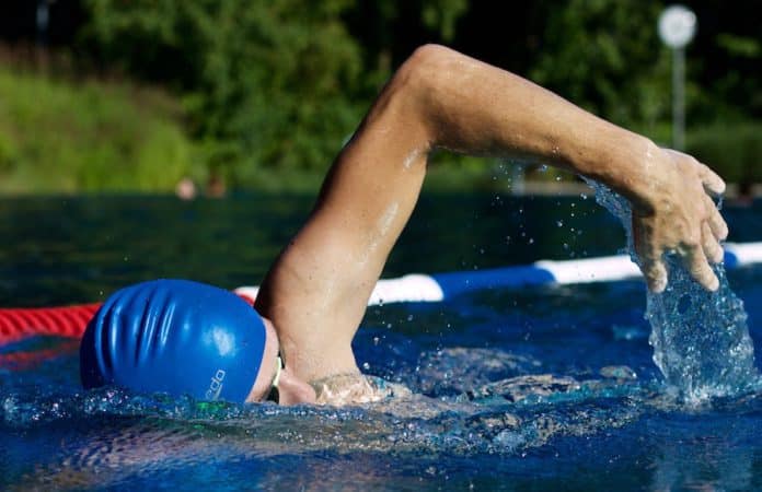 Schwimmer im Wasserbecken