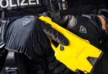 Kontrolle eskaliert: Mann greift Polizeibeamte an und wird mit Taser gestoppt