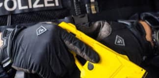 Kontrolle eskaliert: Mann greift Polizeibeamte an und wird mit Taser gestoppt