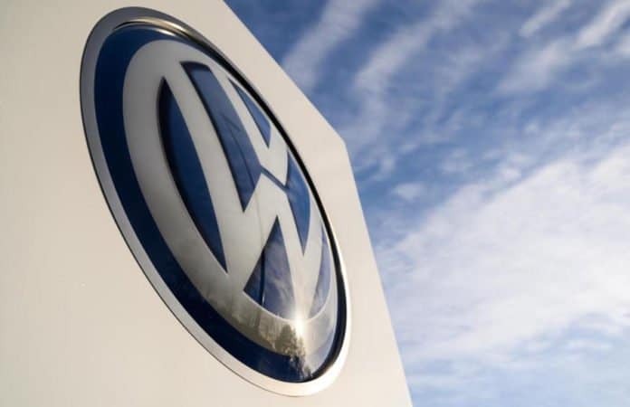 Auf dem Gelände des VW Werks steht ein Logo von Volkswagen.