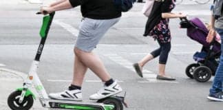 Raser-Wahnsinn: Mit 85 km/h auf dem E-Scooter – Polizei stoppt Jugendlichen