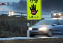 Geisterfahrer auf der B50 – Frontalzusammenstoß durch Ausweichen vermieden Schild "Stop Falsch" gegen Falschfahrer auf der Autobahn