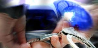 Vermummt und mit Messer bewaffnet: Tankstellenräuber gefasst Festnahme mit Handschellen durch die Polizei