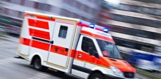 Nach riskantem Manöver: Autofahrer schlägt Fußgänger krankenhausreif