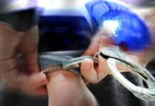 19-Jährige nach Messerattacke vor Rathaus in U-Haft Festnahme Handschellen Polizei