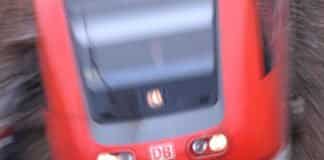 Schwerverletzter bei Unfall zwischen Auto und Regionalbahn