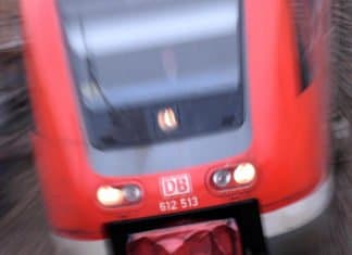 Schwerverletzter bei Unfall zwischen Auto und Regionalbahn