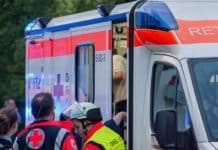 Zwei Straßenbahnfahrer absichtlich mit Auto angefahren und verletzt Rettungswagen Rotes Kreuz