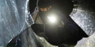 Eifelkreis: Einbrecher wirft Fenster ein und klaut Bargeld