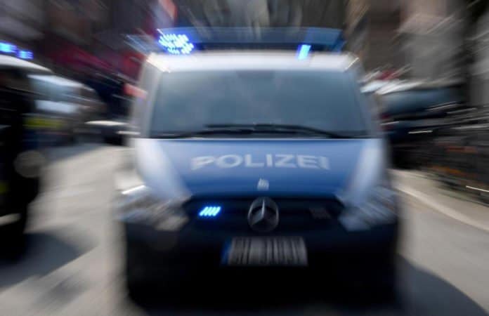 Polizeifahrzeug mit Blaulicht