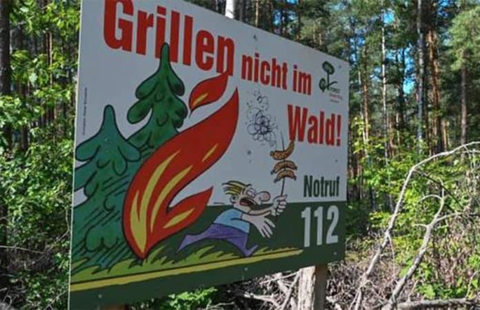 Schild Waldbrandgefahr. Notruf 112