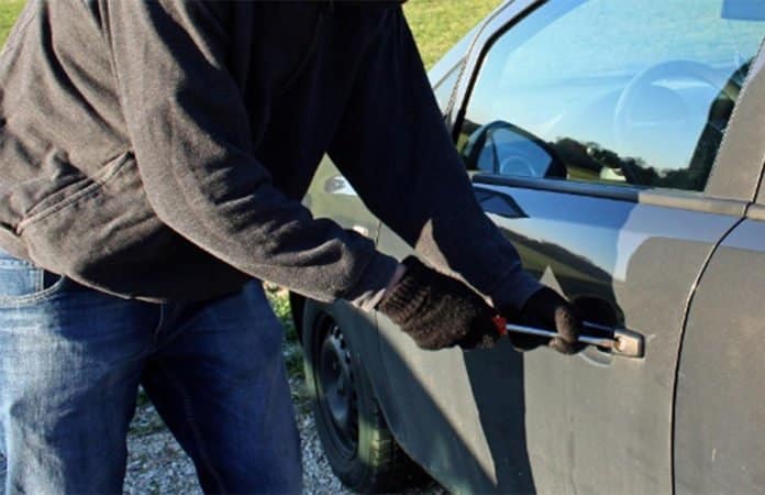 Autodieb beim Autoknacken